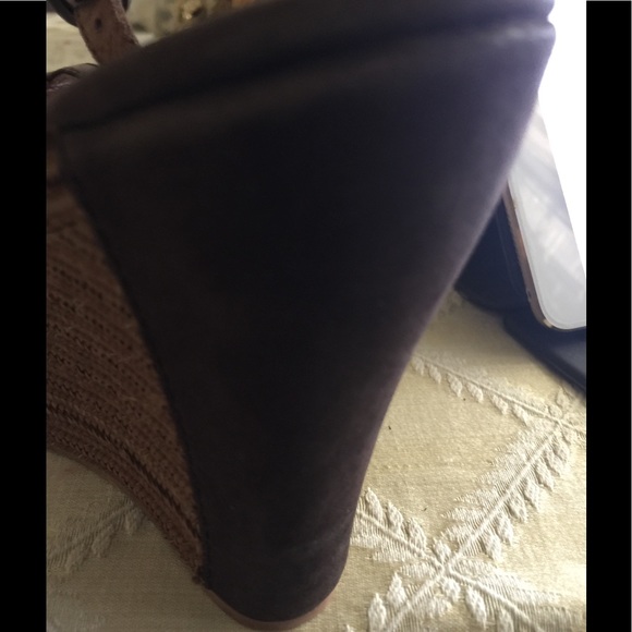 UGG SZ 7.5 T STRAP WEDGE SANDALS RATTAN & SUEDE - Picture 5 of 5